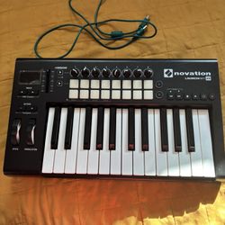 Novation Launchkey 25 MIDI keyboard controller