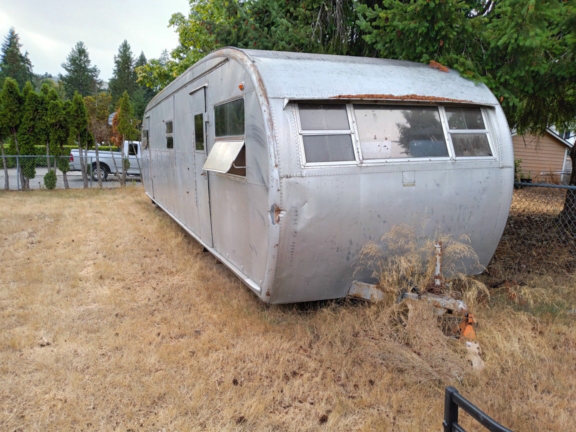 1952 Royal Spartanette 33'