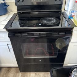 GE black smooth-top freestanding electric range Stove 