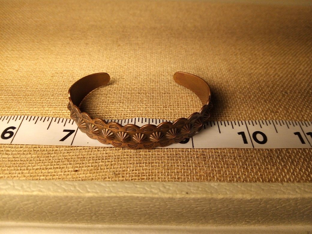Vintage Southwestern Stamped Copper Cuff Bracelet – Scalloped Edge, Rosette & Arrow Design – Mid-Century (1950s–70s)