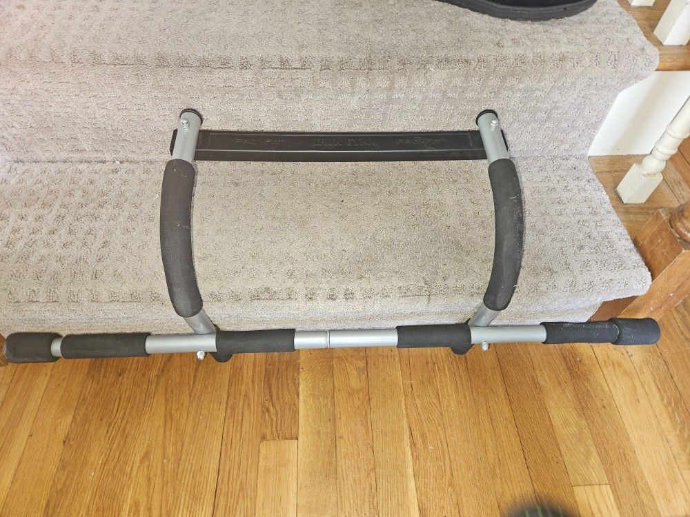 Pro-Fit IRON GYM Over Door Pull-up Bar w/ Adhesive Strip Like New