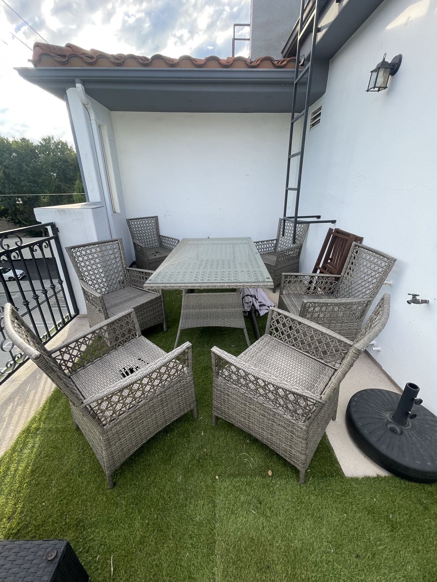 Patio Table And 6 Chairs 