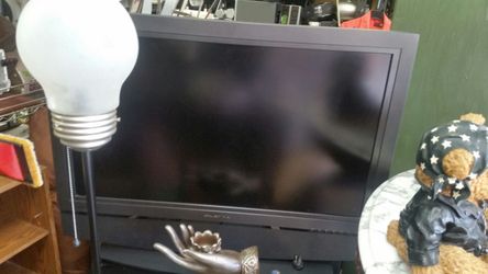 Olivia 32 inch flat screen TV with remote control