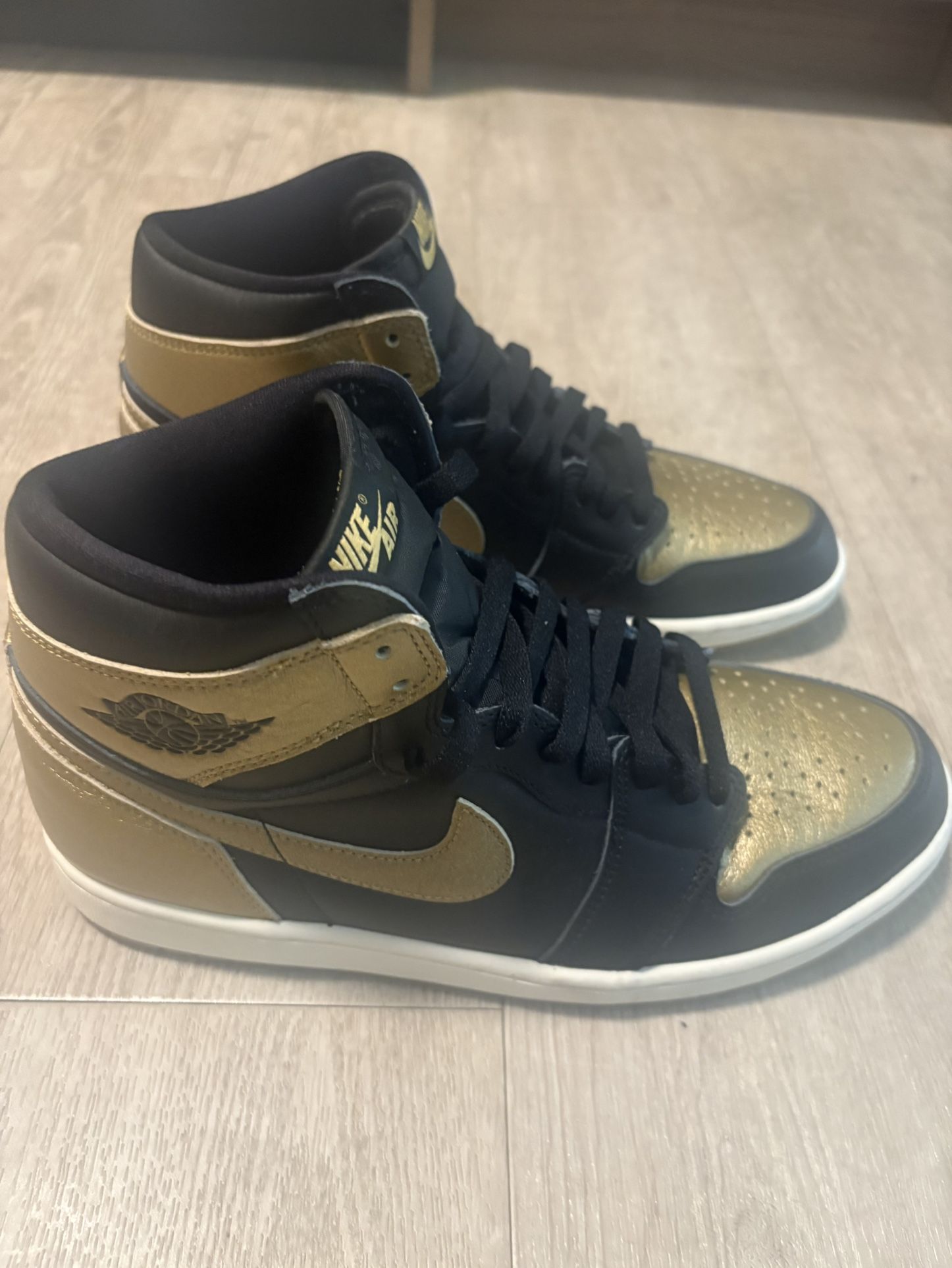Nike Air Jordan 1 Retro High OG Metallic Gold/Black - Size 10