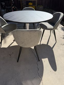 Round Dining Table With 4 New Chairs Included 