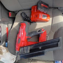 Milwaukee Fuel 21°  Framing Nailer+M18 Red Lithium CP 2.0 Battery + Rapid Charger