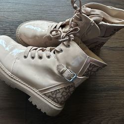Like New Girls Boots DKNY, Size 2us