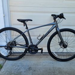 GIANT ESCAPE City bike in GOOD condition. Disc brakes. 700 tires. 17" ALUMINUM frame. 21speed.