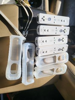 4 OEM Nintendo Brand Nintendo wii Remotes with strap and silicone Grip Covers Tested cleaned Working