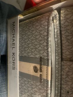 Micheal Kors belt bag adjustable
