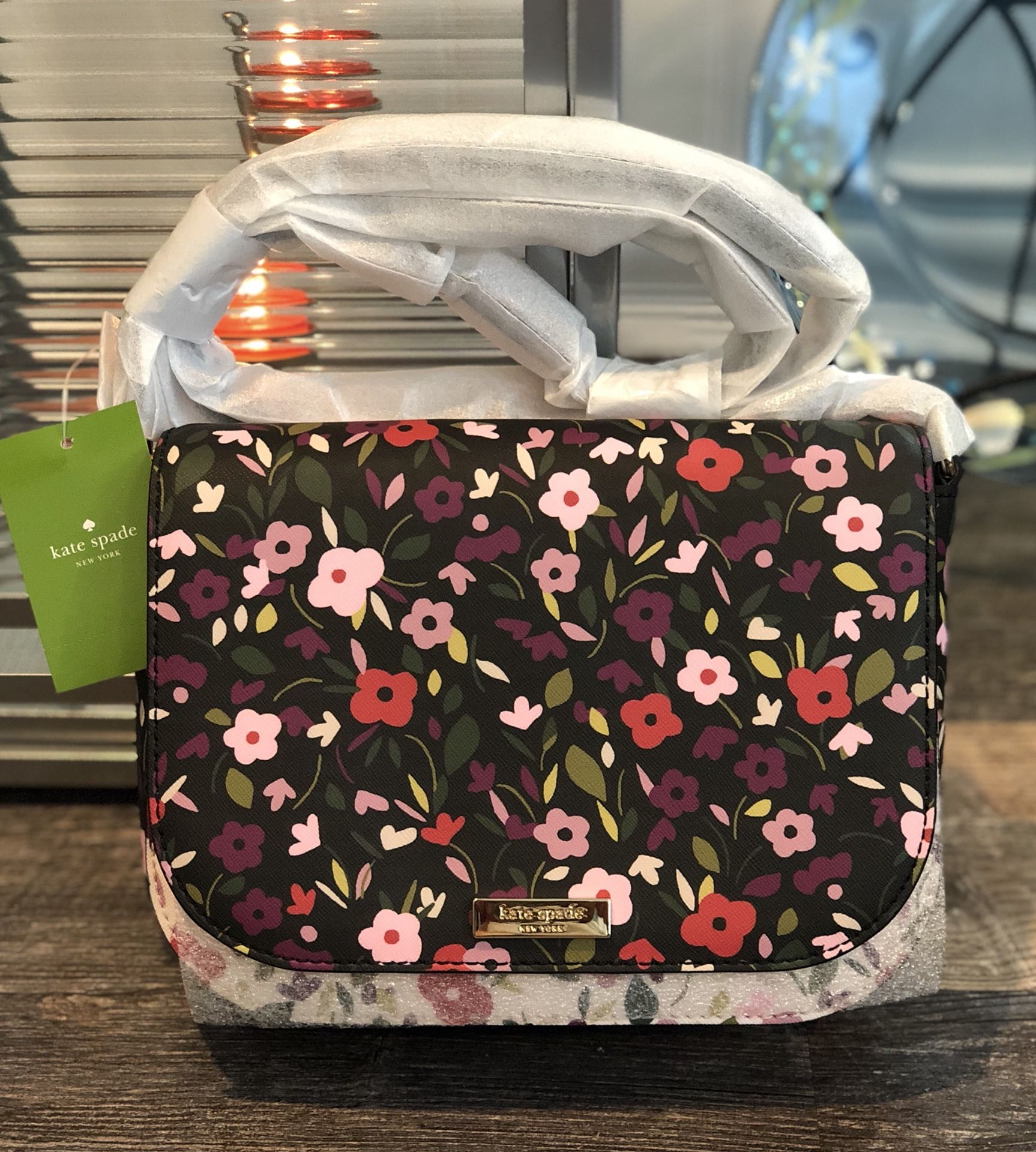 *NWT* Kate Spade Laurel Way Boho Floral Large Carsen Bag for Sale in  Stafford, CT - OfferUp