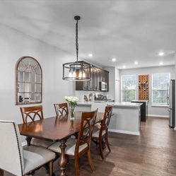Dining Room Table & Chairs 