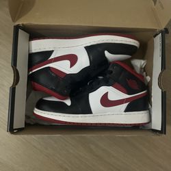 Air Jordan 1 Mid Black Gym Red Size 5.5 YOUTH With Crease Protection