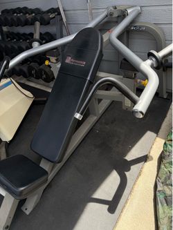 Incline chest press machine