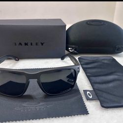 Oakley Holbrook 