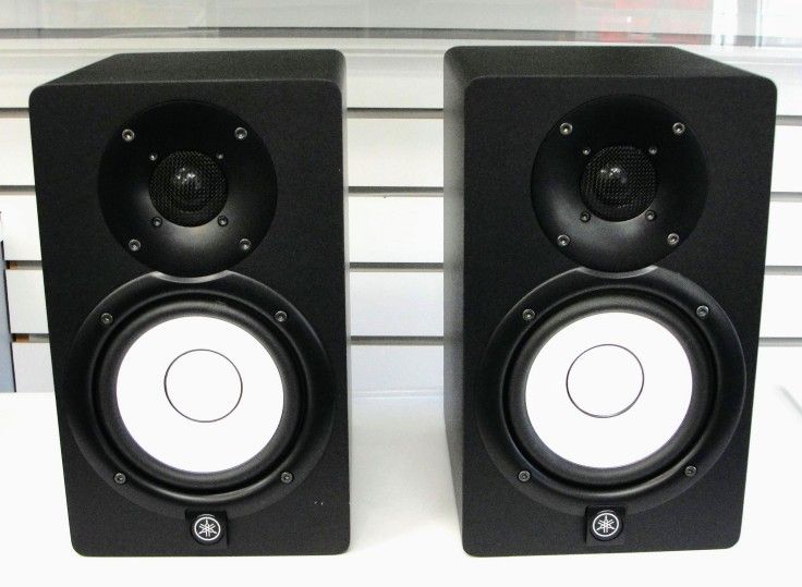 YAMAHA HS5 POWDERED STUDIO MONITORS