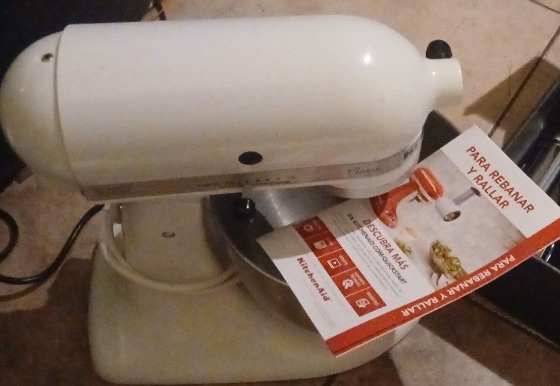 Kitchen Aid Mixer 4.5q W/ Attachments
