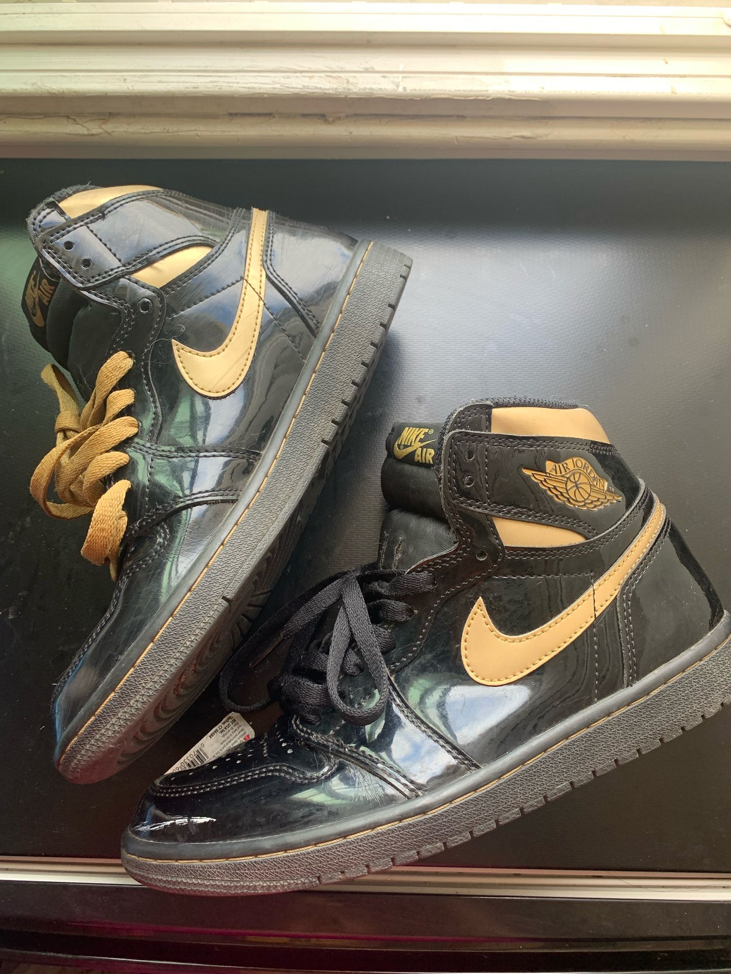 Men's shoes... Size 9.5 and 10 .::