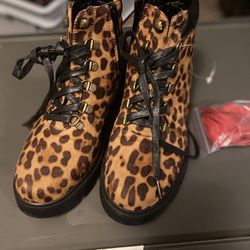  Women Boots Size 8 For $10