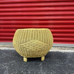 WICKER COFFEE TABLE/ IN GREAT CONDITION
