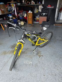 MONGOOSE MOUNTAIN BIKE LIKE NEW
