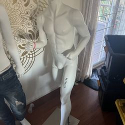 4 Mannequins. 1 Dynamic! 