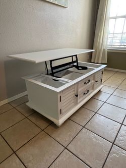 Lift top coffe table, nothing wrong, like new