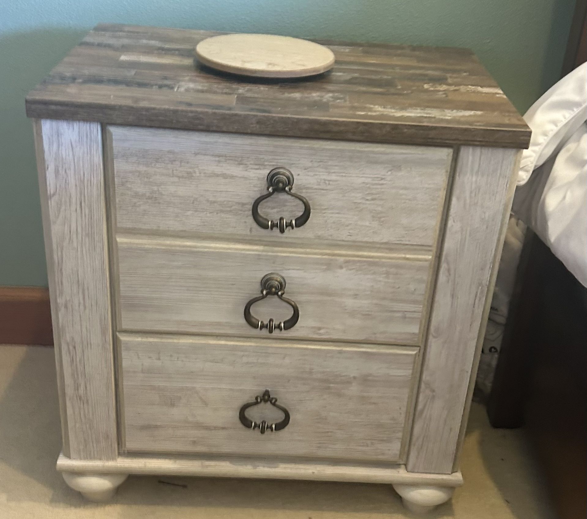 2 Nightstands