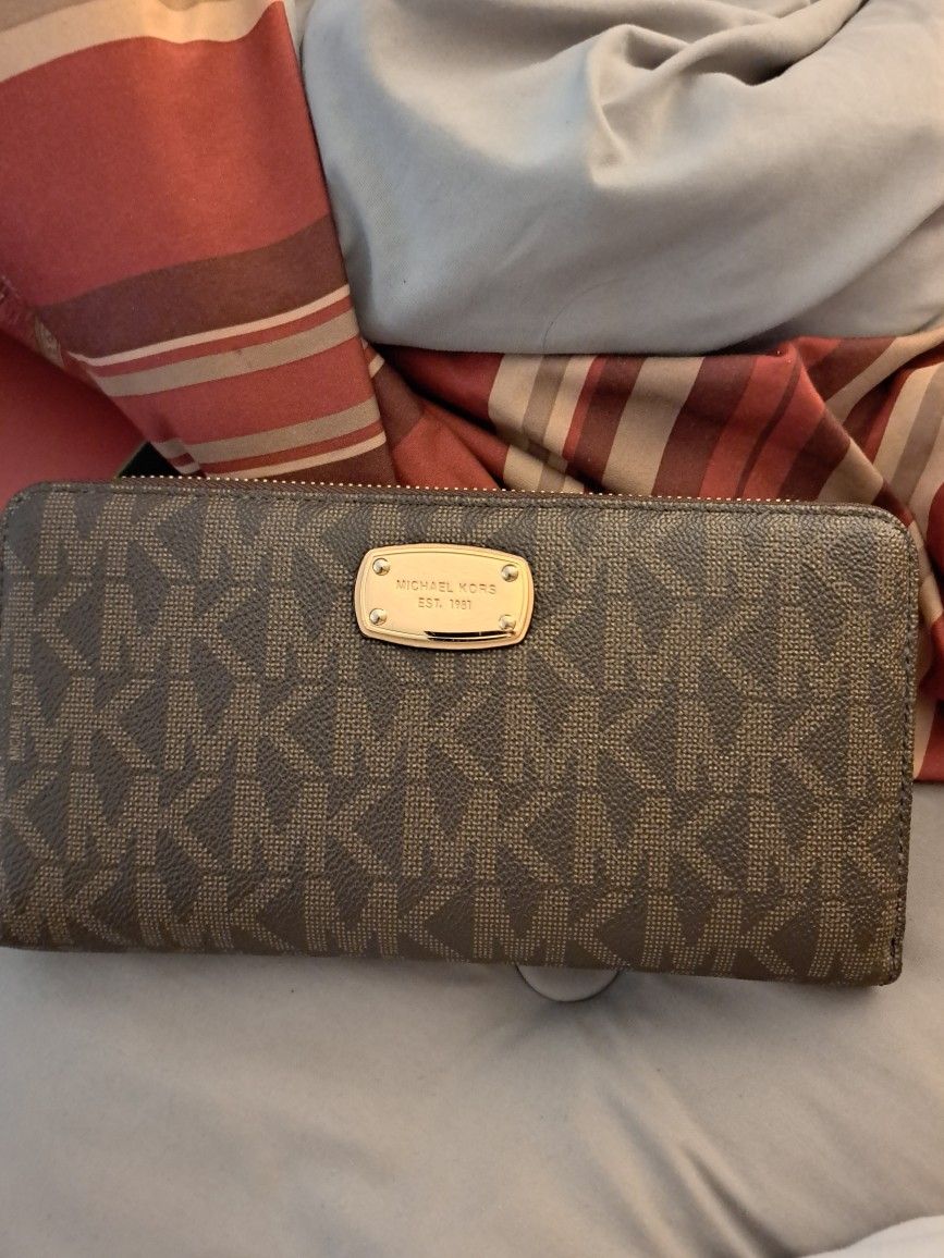 Michael Kors Wallet!! Jewelry & Accessories