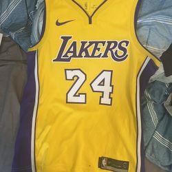 Los Angeles Laker Kobe Bryant Jersey. Size Large. 