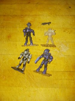 Megabloks 2 elites, 1 zealot elite, 1 rare active camo spartan, and 1 extra assault rifle