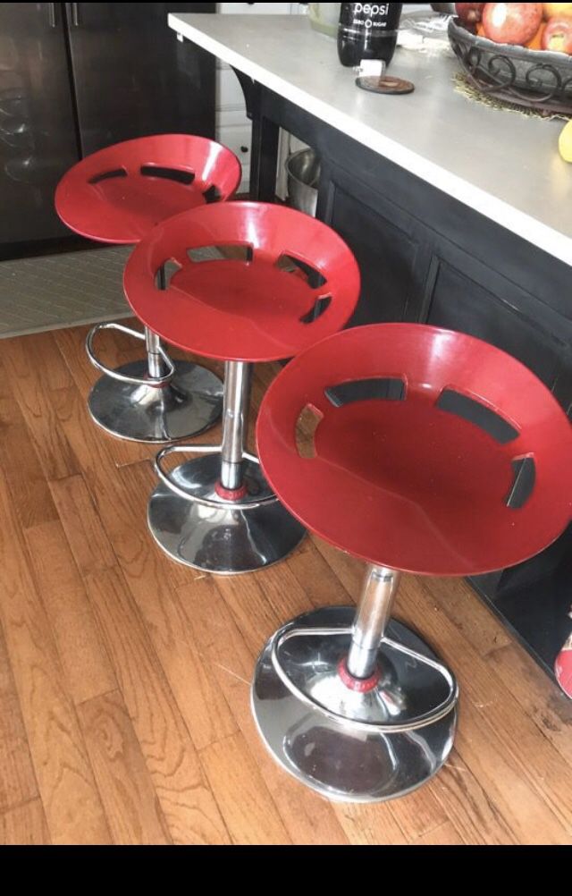 Set of 3 adjustable kitchen/bar stools