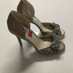 BRAND NEW BETSEY JOHNSON Crystal Rhinestone Bow Stilettos Champagne Women Size 7.5 
