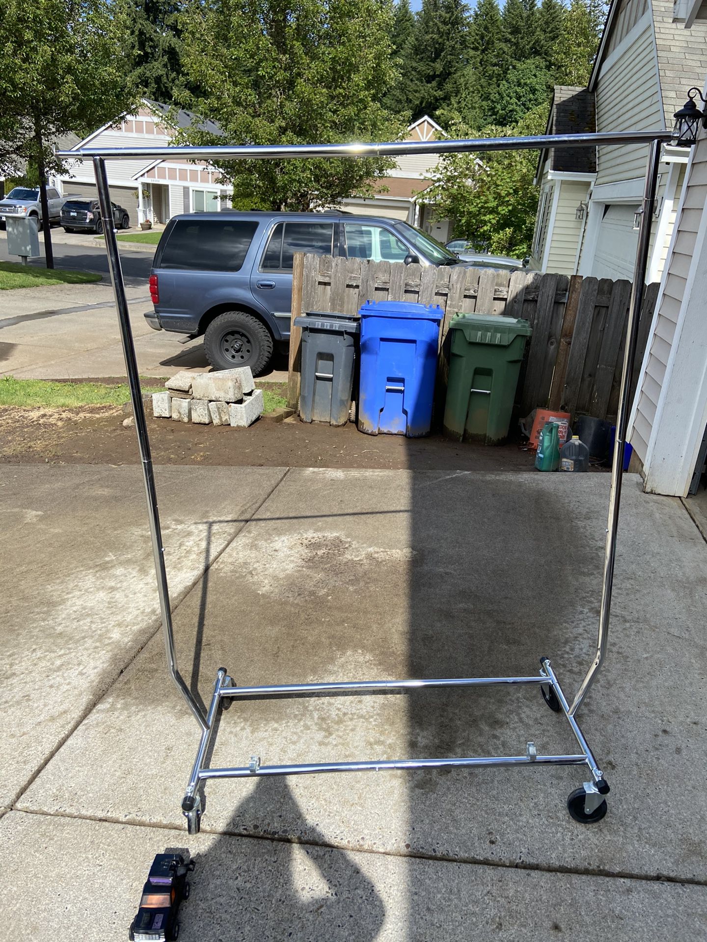 Collapsible rolling clothing rack