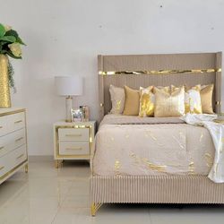 Juego de Cuarto Queen en Velvet Beige con Detalles Dorados | Nuevo de Lujo
