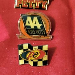 6 DIFFERENT KYLE PETTY HAT PINS AND 1 KEY CHAIN
