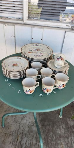 Vintage 1986 Newcor 31 Piece "Heirloom" Dishes