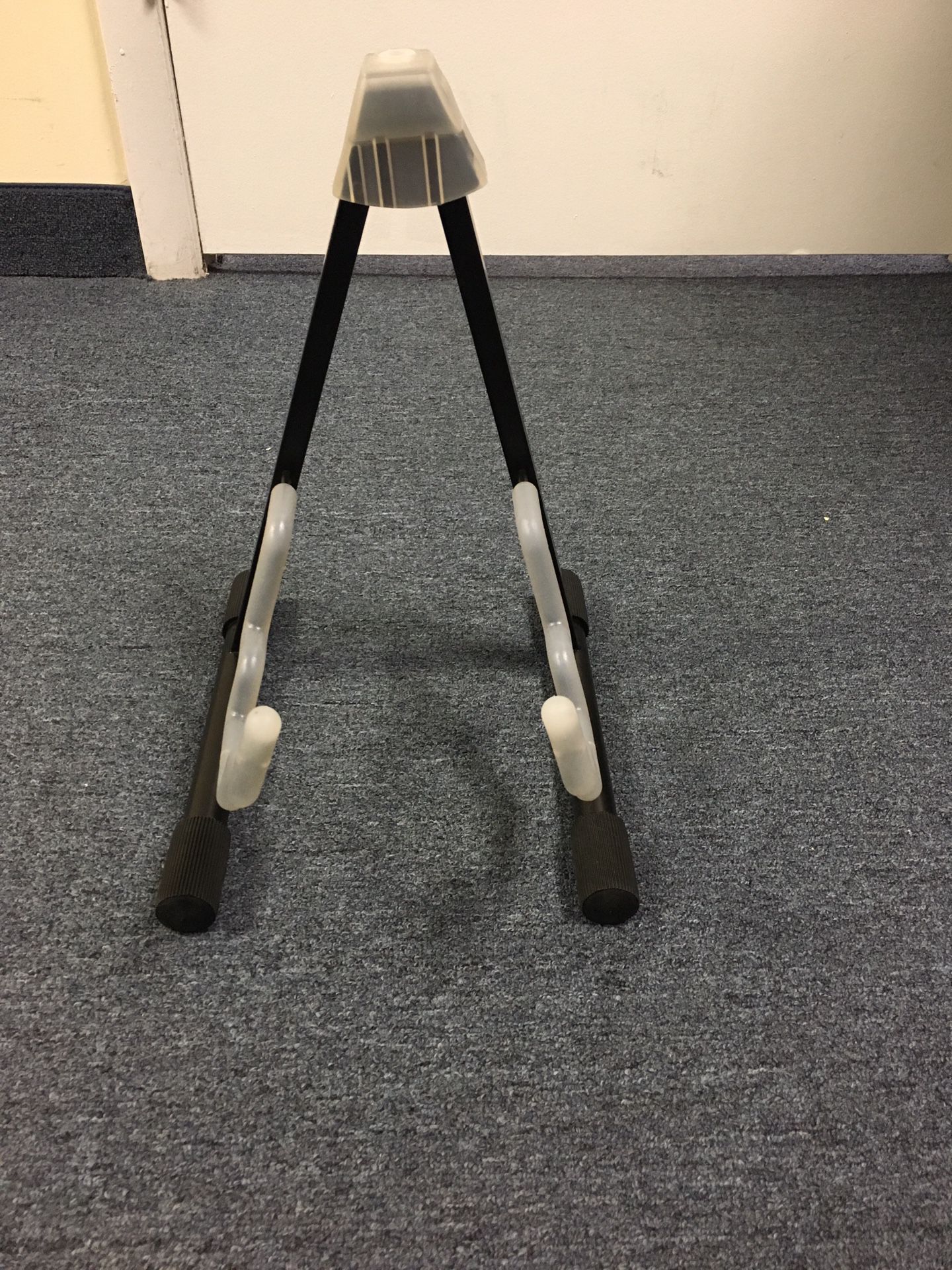 Electric/acoustic/bass folding guitar stand