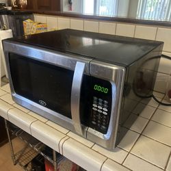 Oster 1100 Watt Microwave Oven