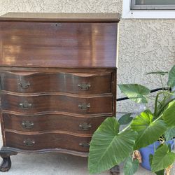 Vintage Mahogany Secretary Desk – 40”H x 31.5”W x 16.5”D – Serpentine Front, Claw Feet/Escritorio Vintage de Caoba – 40”H x 31.5”W x 16.5”D – Frente O