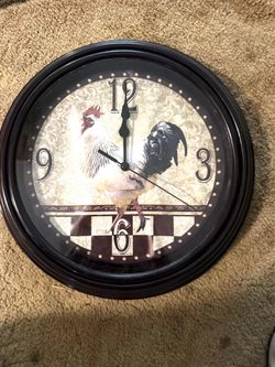 Kitchen rooster clock includes battery