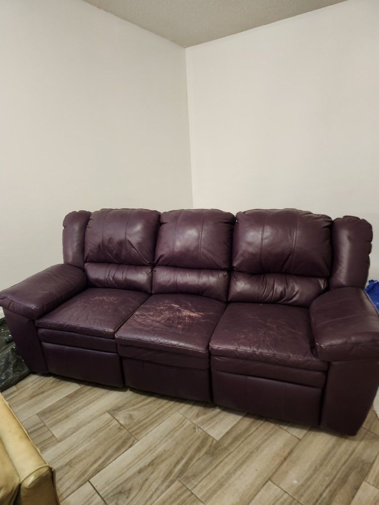 Full sized leather couch with dual recliners. Everything works LAZY BOY NON-SMOKING/NON-PET HOME