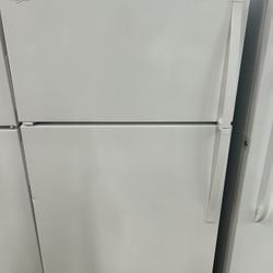 22 Cubic Foot Refrigerator With Ice Maker 