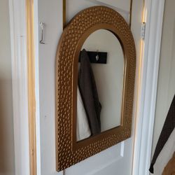 Gold Arched Mirror with Over-the-Door Mount – Modern Textured Frame