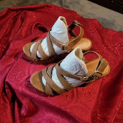 Brand New Women’s Platform Heels – Size 6 