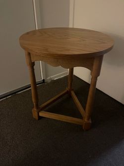 LIKE NEW Scalloped Accent Table!!