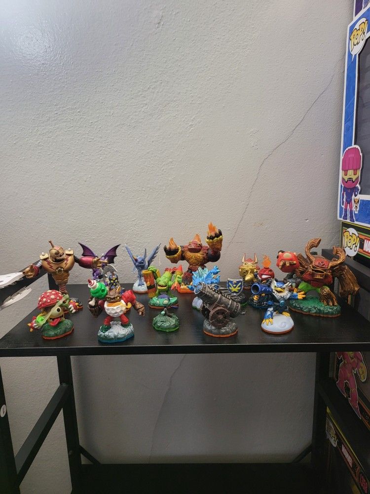 Activision Skylanders Action Figures Lot Of 17 Preowned (A)