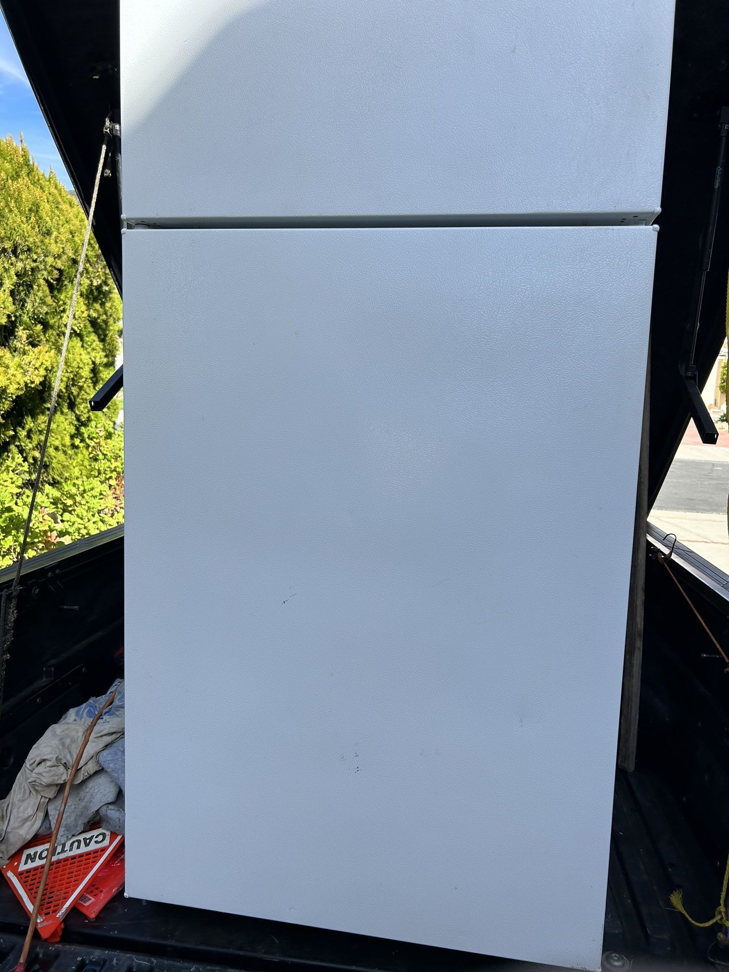 GE Hotpoint Refrigerator 15cu Ft