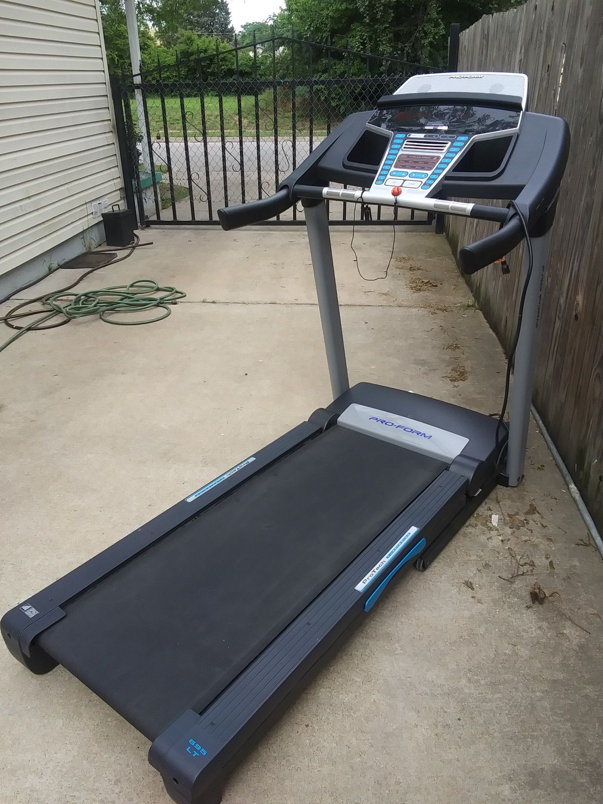 Treadmill **LIKE NEW****