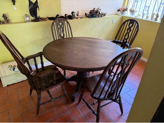 Solid Round Wood table